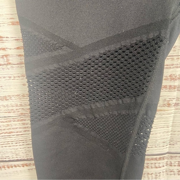 Fabletics Black mesh detail size small cropped leggings - Picture 5 of 5